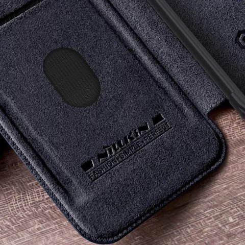 Nillkin Skórzane etui z klapką osłoną aparatu do iPhone 15 Pro Max Nillkin Qin Pro Leather - czarne Nillkin Skórzane etui z klapką osłoną aparatu do iPhone 15 Pro Max Nillkin Qin Pro Leather - czarne