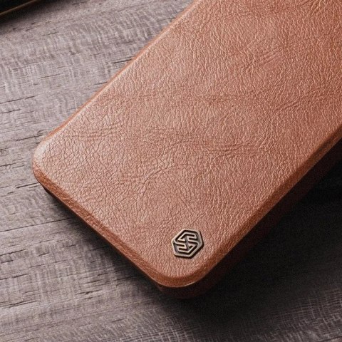 Nillkin Skórzane etui z klapką osłoną aparatu do iPhone 15 Pro Max Nillkin Qin Pro Leather - czarne Nillkin Skórzane etui z klapką osłoną aparatu do iPhone 15 Pro Max Nillkin Qin Pro Leather - czarne