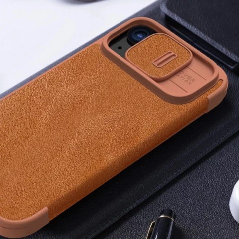 Nillkin Skórzane etui z klapką osłoną aparatu do iPhone 15 Pro Max Nillkin Qin Pro Leather - czarne Nillkin Skórzane etui z klapką osłoną aparatu do iPhone 15 Pro Max Nillkin Qin Pro Leather - czarne